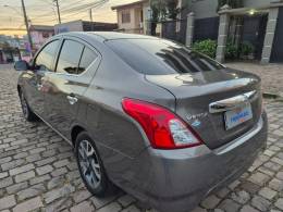 NISSAN - VERSA - 2016/2017 - Cinza - R$ 61.900,00