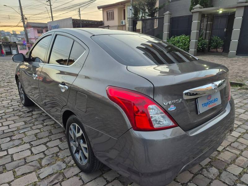 NISSAN - VERSA - 2016/2017 - Cinza - R$ 61.900,00