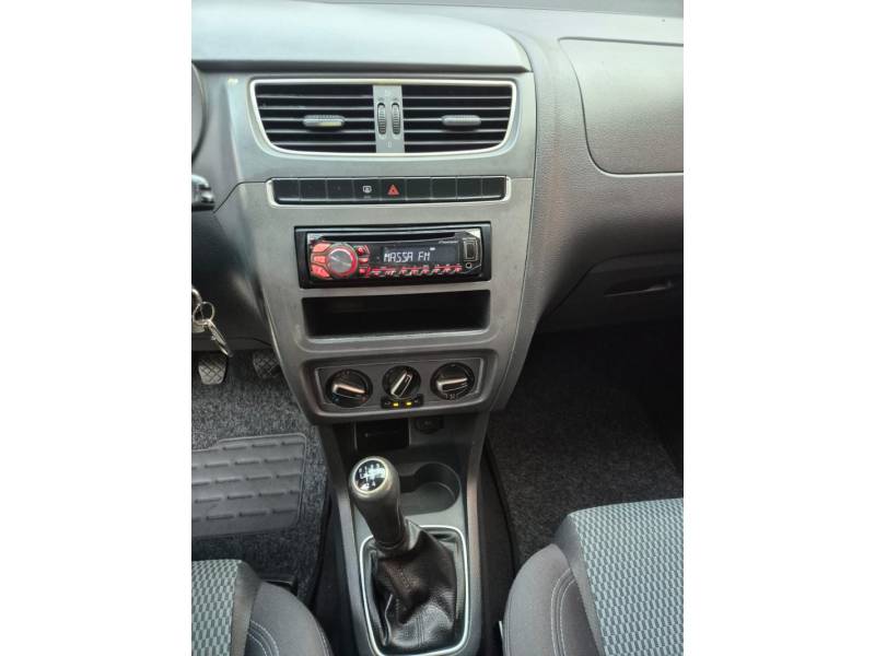 VOLKSWAGEN - FOX - 2013/2014 - Prata - R$ 43.900,00
