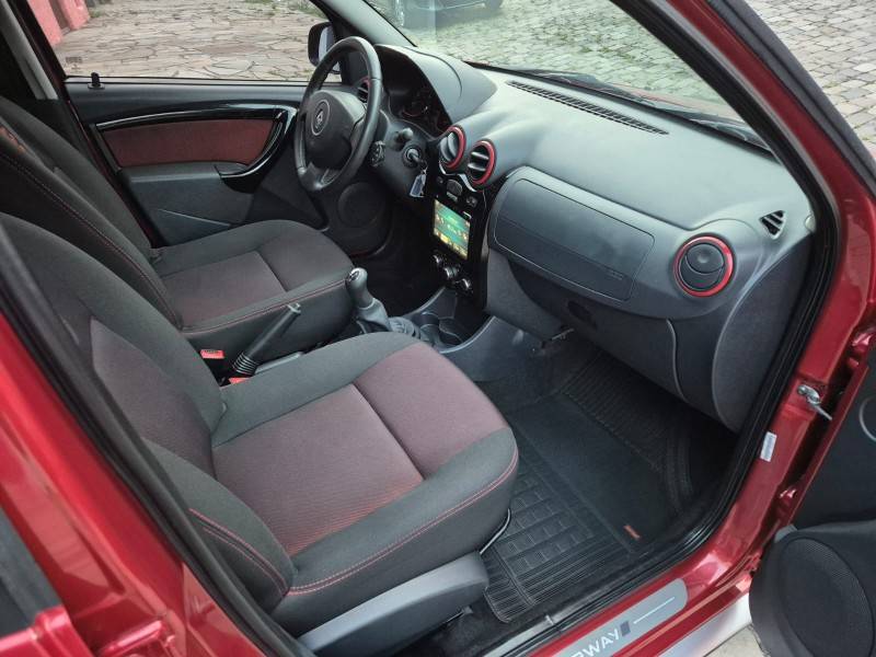 RENAULT - SANDERO - 2013/2014 - Vermelha - R$ 45.900,00
