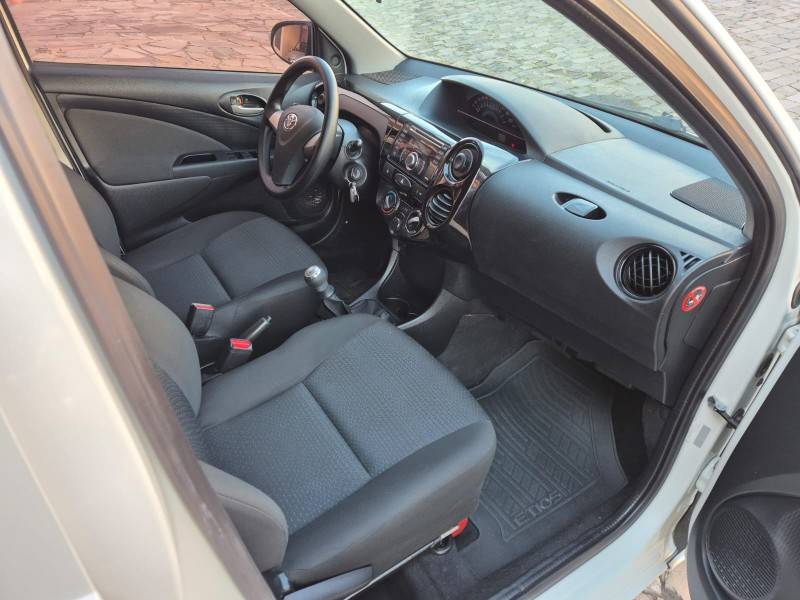 TOYOTA - ETIOS - 2014/2014 - Branca - R$ 43.500,00