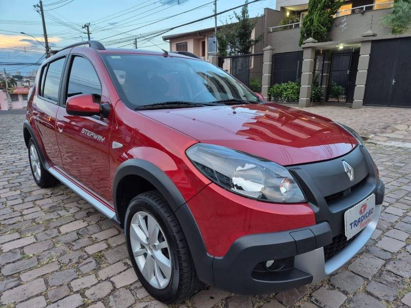 RENAULT - SANDERO - 2013/2014 - Vermelha - R$ 45.900,00