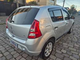 RENAULT - SANDERO - 2013/2013 - Prata - R$ 38.500,00