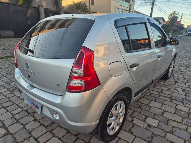 RENAULT - SANDERO - 2013/2013 - Prata - R$ 38.500,00