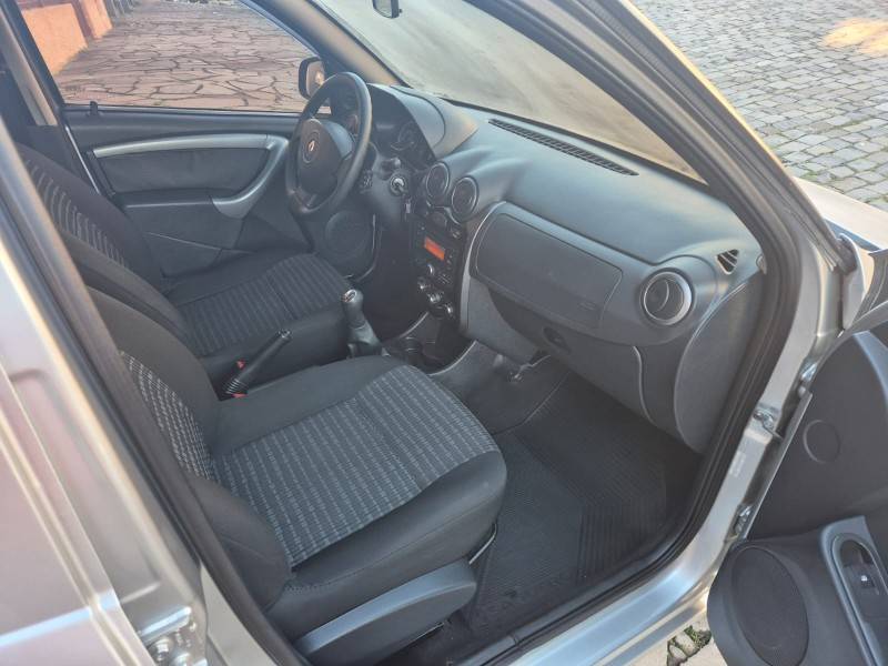 RENAULT - SANDERO - 2013/2013 - Prata - R$ 38.500,00