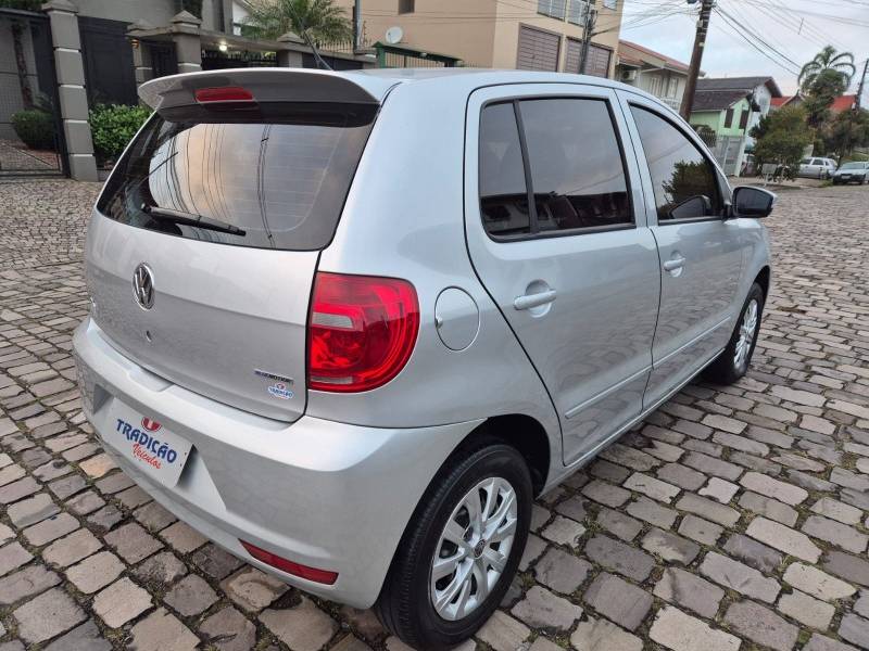 VOLKSWAGEN - FOX - 2013/2014 - Prata - R$ 43.900,00