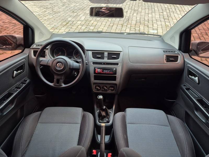 VOLKSWAGEN - FOX - 2013/2014 - Prata - R$ 43.900,00
