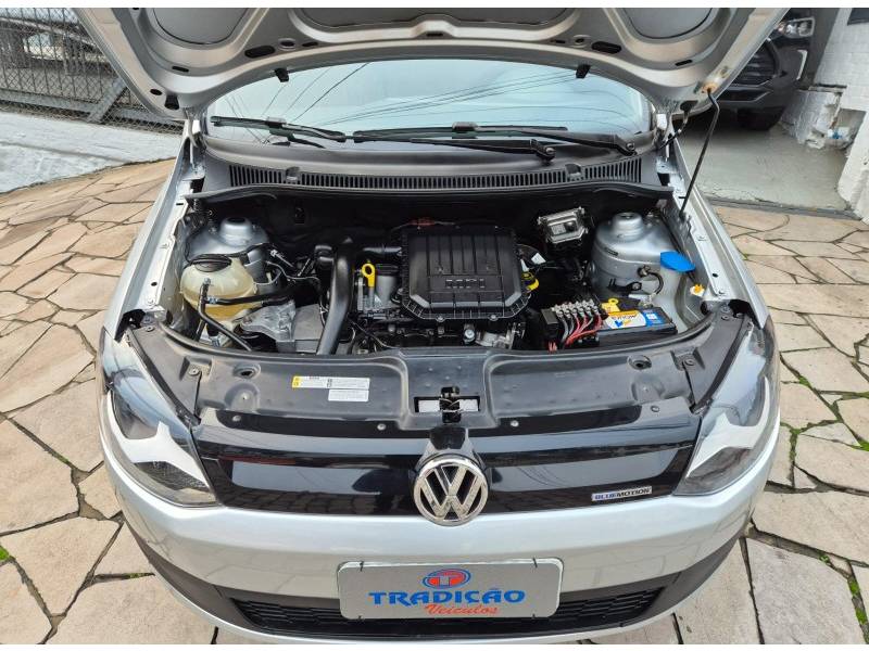 VOLKSWAGEN - FOX - 2013/2014 - Prata - R$ 43.900,00