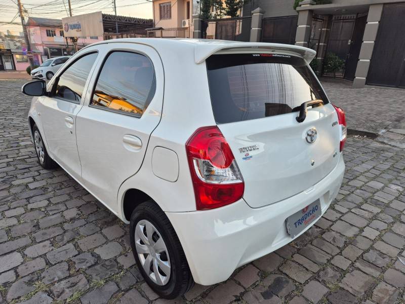 TOYOTA - ETIOS - 2014/2014 - Branca - R$ 43.500,00