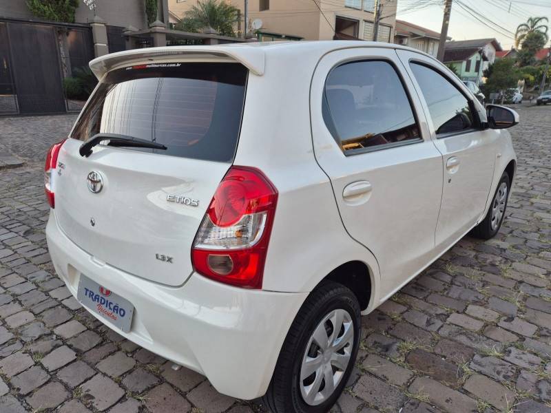TOYOTA - ETIOS - 2014/2014 - Branca - R$ 43.500,00