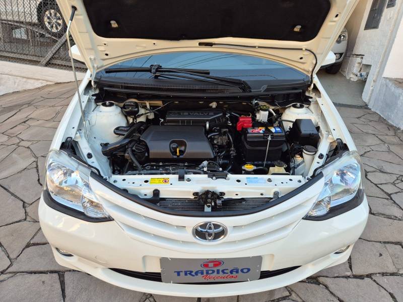 TOYOTA - ETIOS - 2014/2014 - Branca - R$ 43.500,00