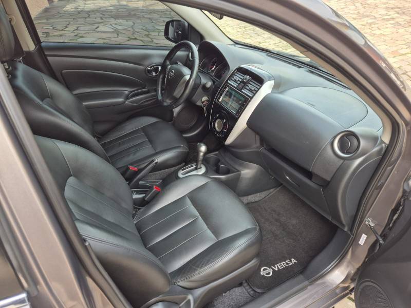 NISSAN - VERSA - 2016/2017 - Cinza - R$ 61.900,00