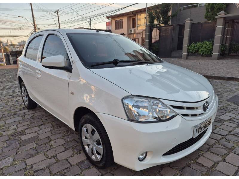 TOYOTA - ETIOS - 2014/2014 - Branca - R$ 43.500,00