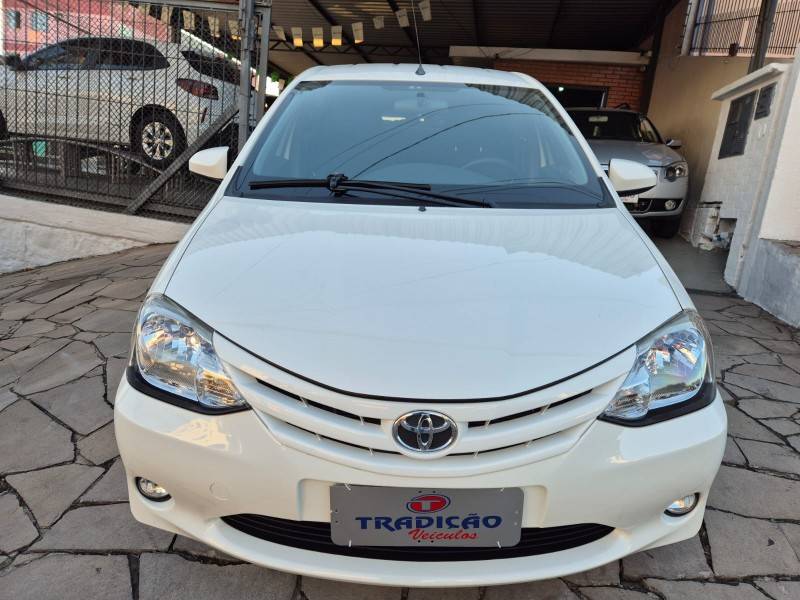 TOYOTA - ETIOS - 2014/2014 - Branca - R$ 43.500,00