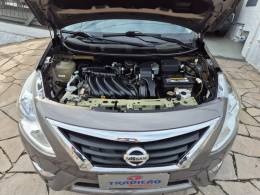 NISSAN - VERSA - 2016/2017 - Cinza - R$ 61.900,00