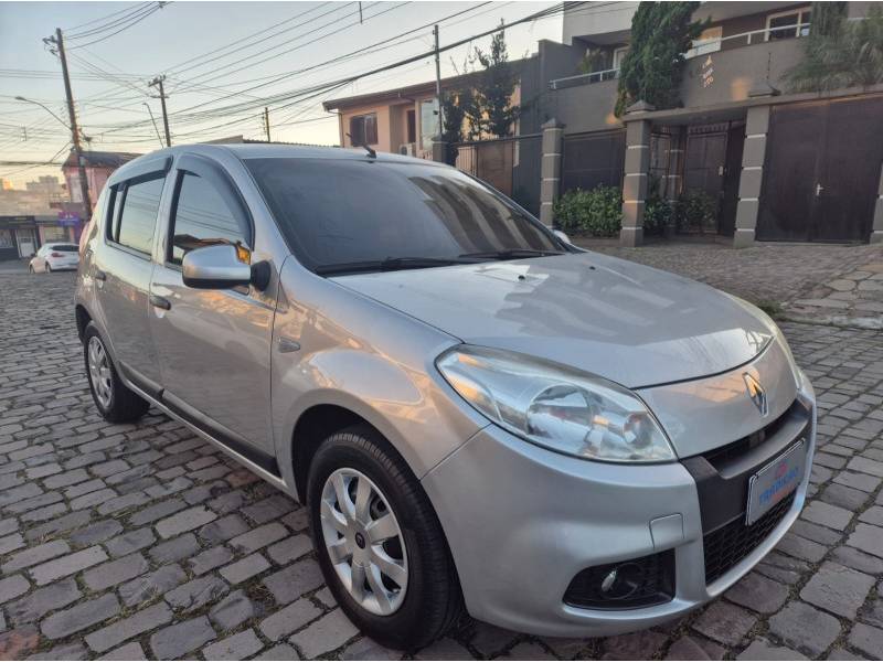 RENAULT - SANDERO - 2013/2013 - Prata - R$ 38.500,00