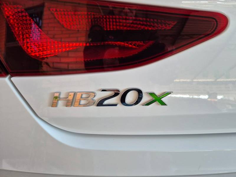 HYUNDAI - HB20X - 2021/2022 - Branca - R$ 85.900,00