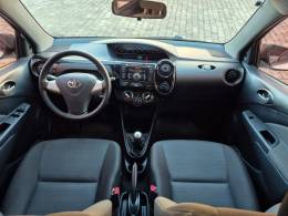 TOYOTA - ETIOS - 2014/2014 - Branca - R$ 43.500,00