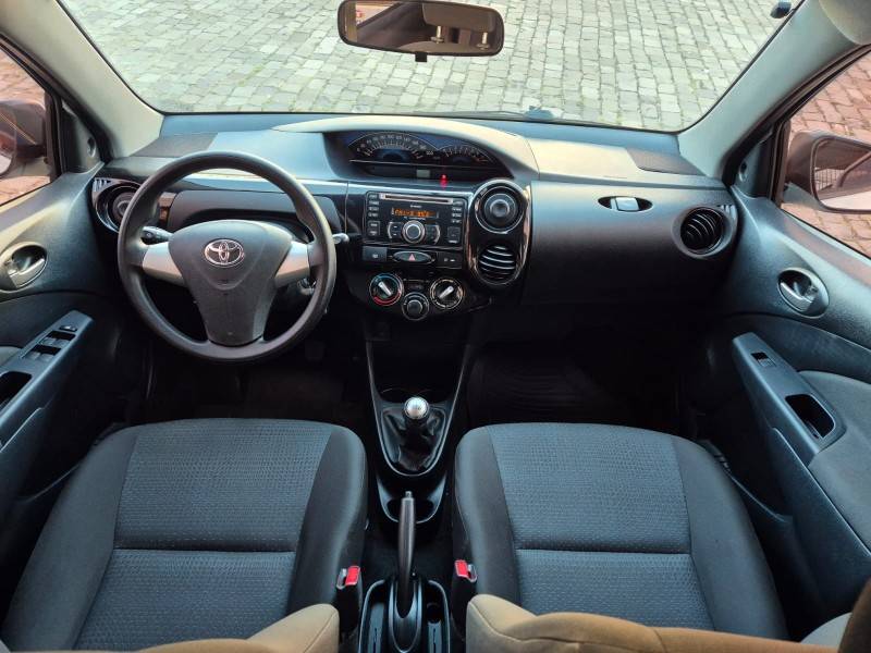 TOYOTA - ETIOS - 2014/2014 - Branca - R$ 43.500,00