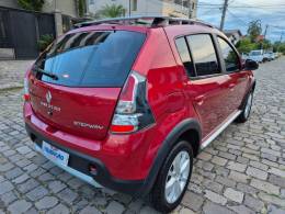 RENAULT - SANDERO - 2013/2014 - Vermelha - R$ 45.900,00