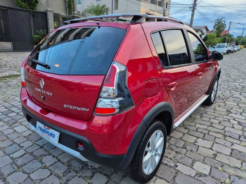 RENAULT - SANDERO - 2013/2014 - Vermelha - R$ 45.900,00