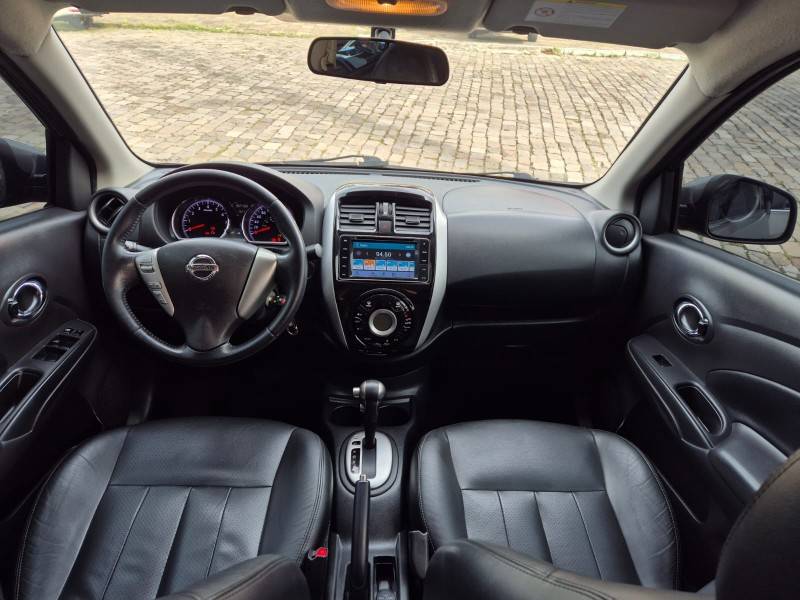 NISSAN - VERSA - 2016/2017 - Cinza - R$ 61.900,00
