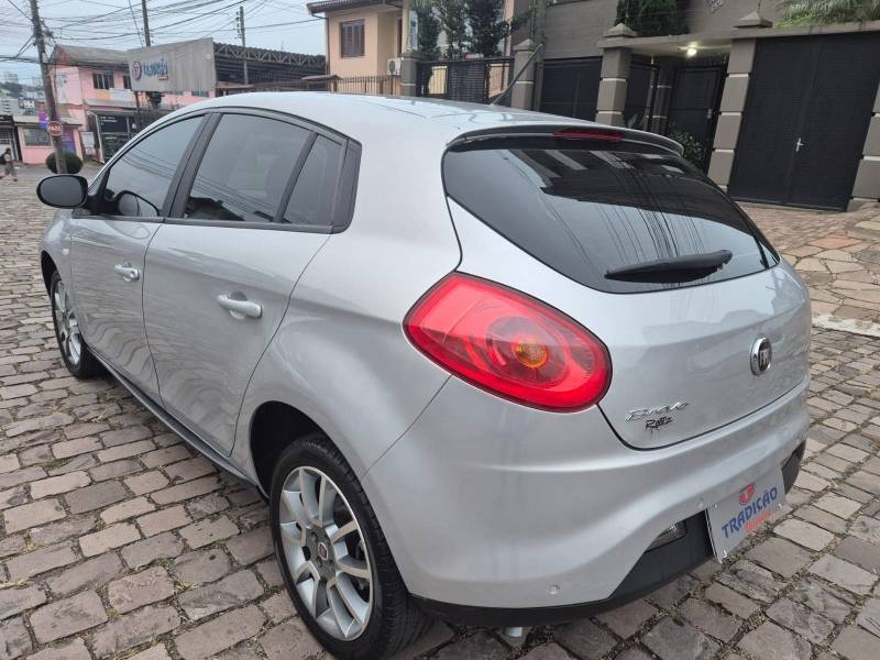 FIAT - BRAVO - 2011/2012 - Prata - R$ 35.900,00