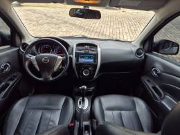 NISSAN - VERSA - 2016/2017 - Cinza - R$ 61.900,00
