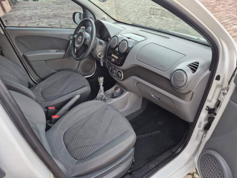FIAT - PALIO - 2013/2014 - Branca - R$ 39.500,00