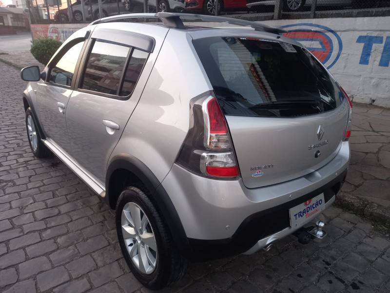 RENAULT - SANDERO - 2013/2014 - Prata - R$ 45.900,00