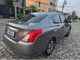 NISSAN - VERSA - 2016/2017 - Cinza - R$ 61.900,00