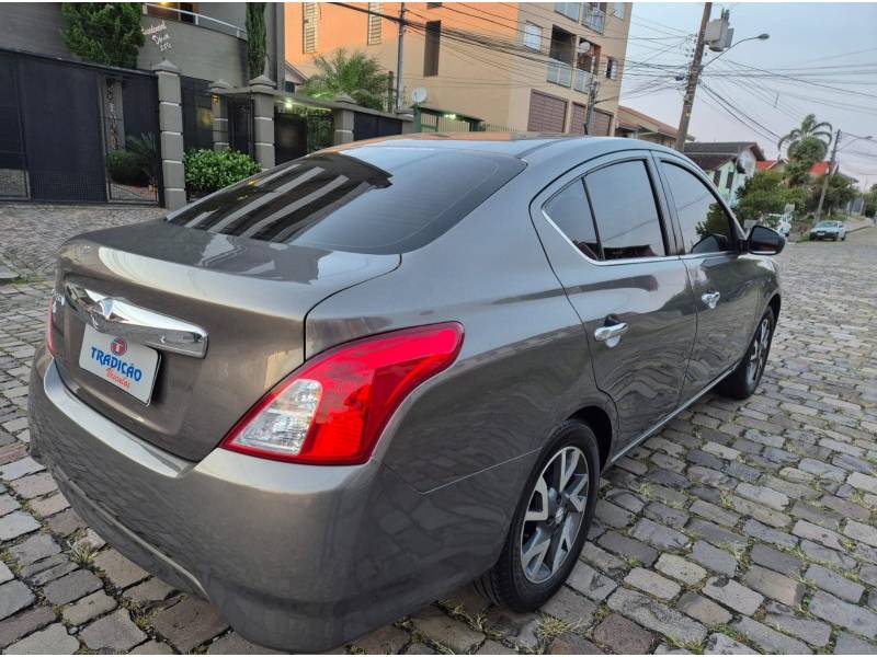 NISSAN - VERSA - 2016/2017 - Cinza - R$ 61.900,00