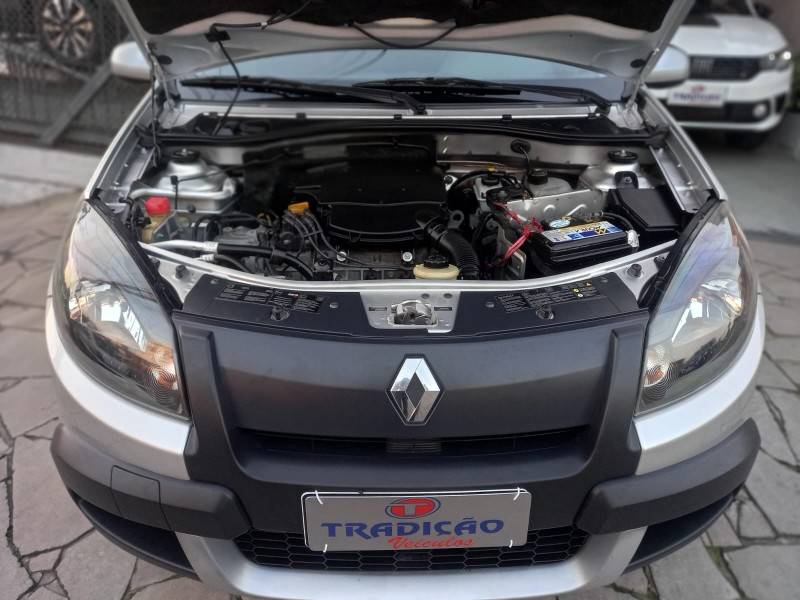 RENAULT - SANDERO - 2013/2014 - Prata - R$ 45.900,00