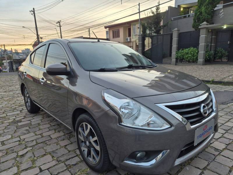NISSAN - VERSA - 2016/2017 - Cinza - R$ 61.900,00