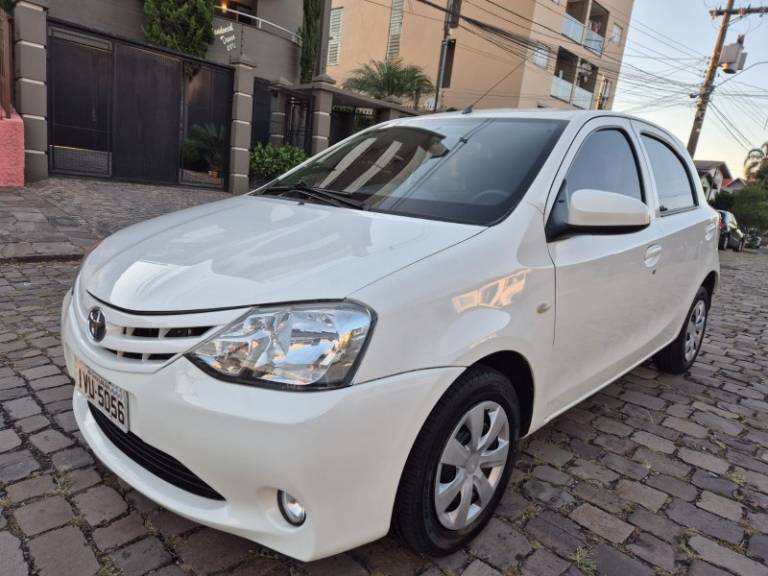 TOYOTA - ETIOS - 2014/2014 - Branca - R$ 43.500,00