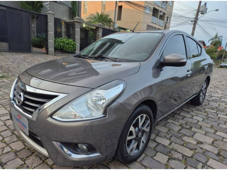 NISSAN - VERSA - 2016/2017 - Cinza - R$ 61.900,00
