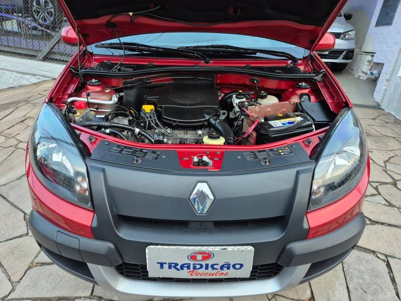 RENAULT - SANDERO - 2013/2014 - Vermelha - R$ 45.900,00