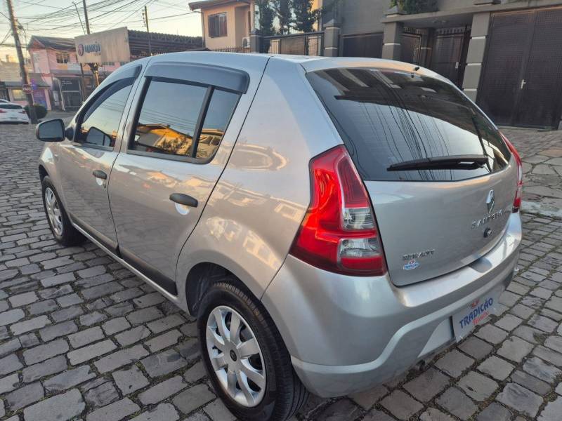 RENAULT - SANDERO - 2013/2013 - Prata - R$ 38.500,00