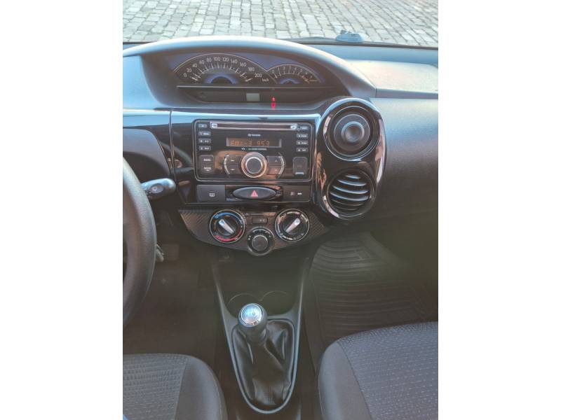 TOYOTA - ETIOS - 2014/2014 - Branca - R$ 43.500,00