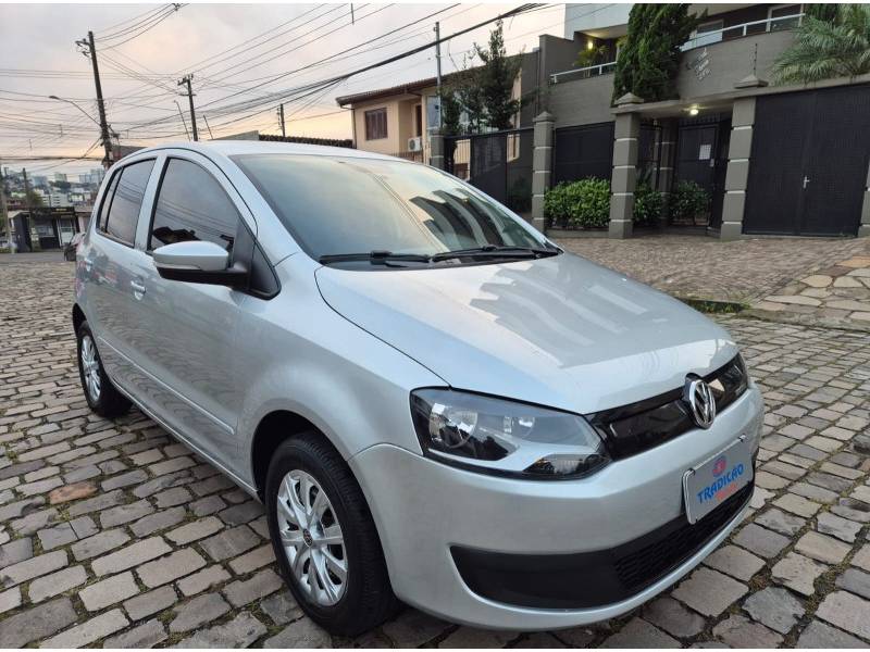 VOLKSWAGEN - FOX - 2013/2014 - Prata - R$ 43.900,00
